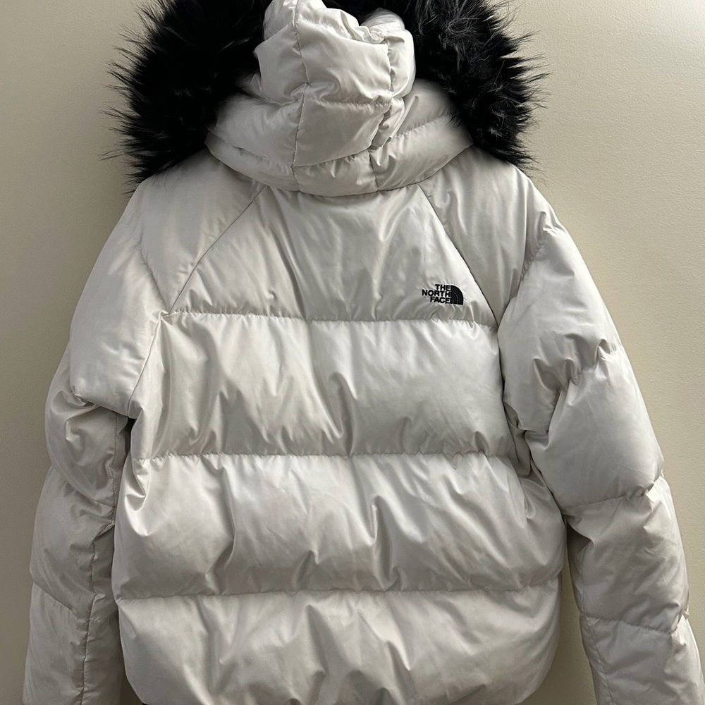 The North Face Women's Puffer Jacket in White with Black Details - Picture 3 of 3